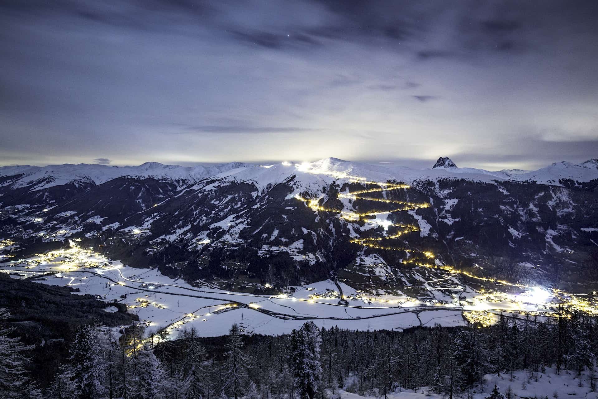 A unique winter experience: The world’s longest illuminated toboggan run winds spectacularly through the snowy landscape of the Wildkogel Arena. A glowing ribbon of fun and adventure – sledding at its best!