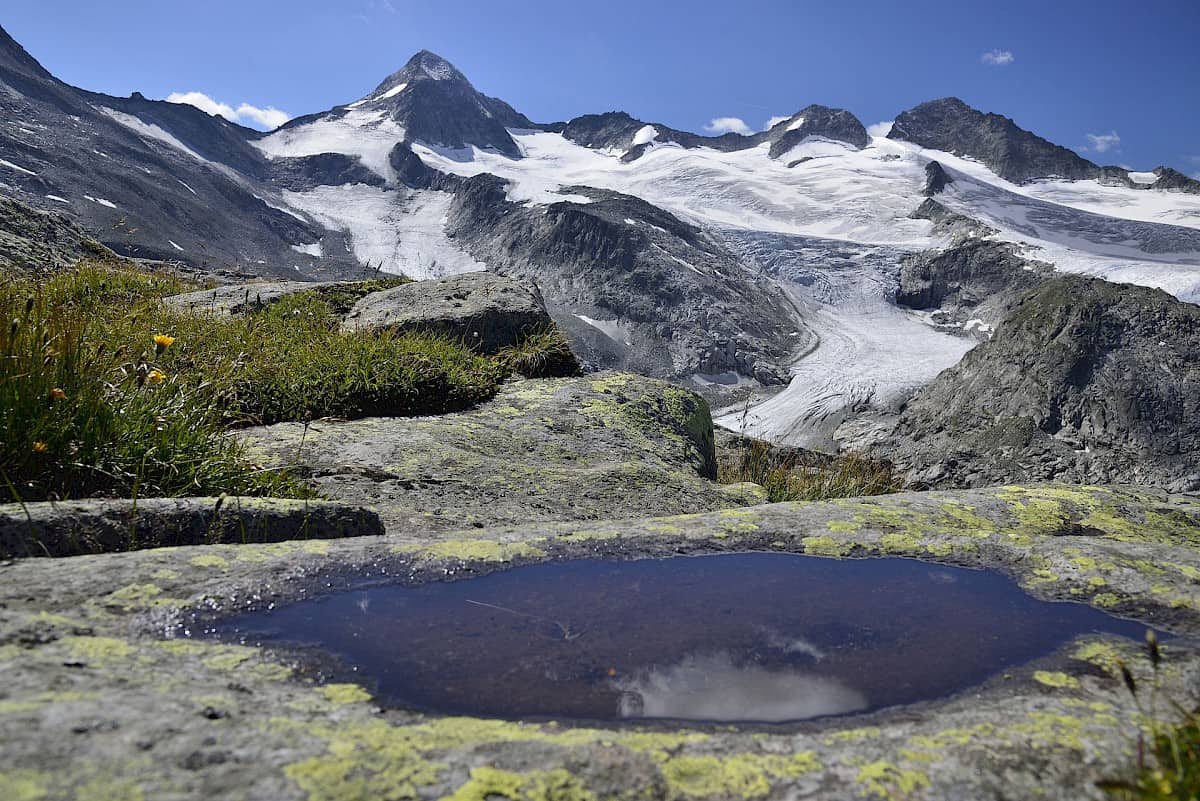 View of the impressive glacier landscape at Geiger with the Maurerkeesköpfe peaks in the Hohe Tauern National Park – alpine scenery with rocks, ice and turquoise glacial pools.